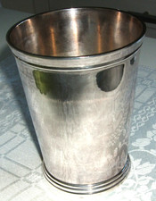 Versilberter Becher von