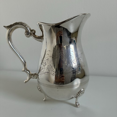 Vintage krug auf - krug, füßen