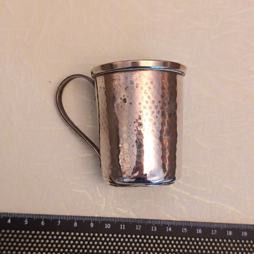 Versilberter metallbecher mit - versilberter,